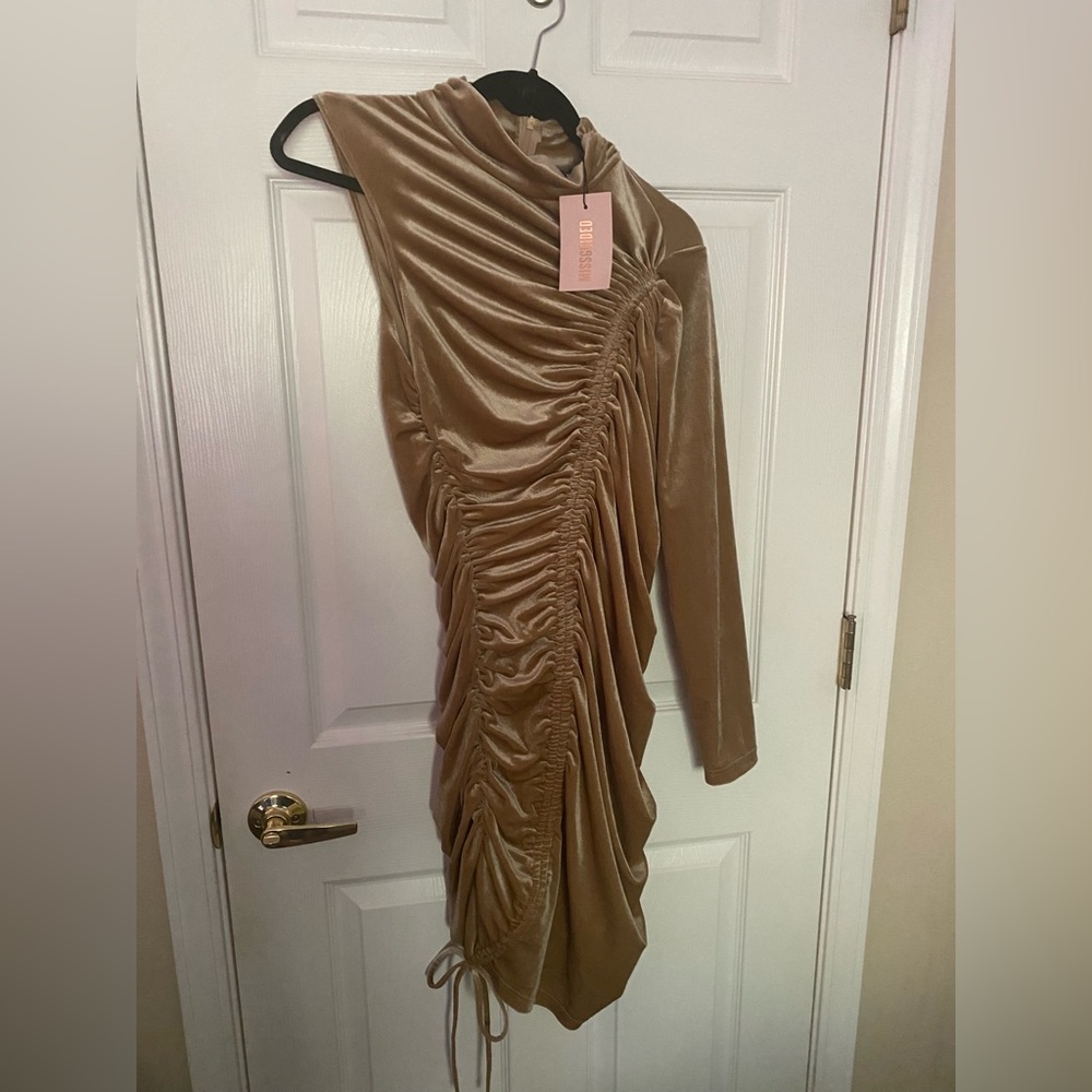Missguided Ruched cold shoulder velvet mini dress size 10 NWT